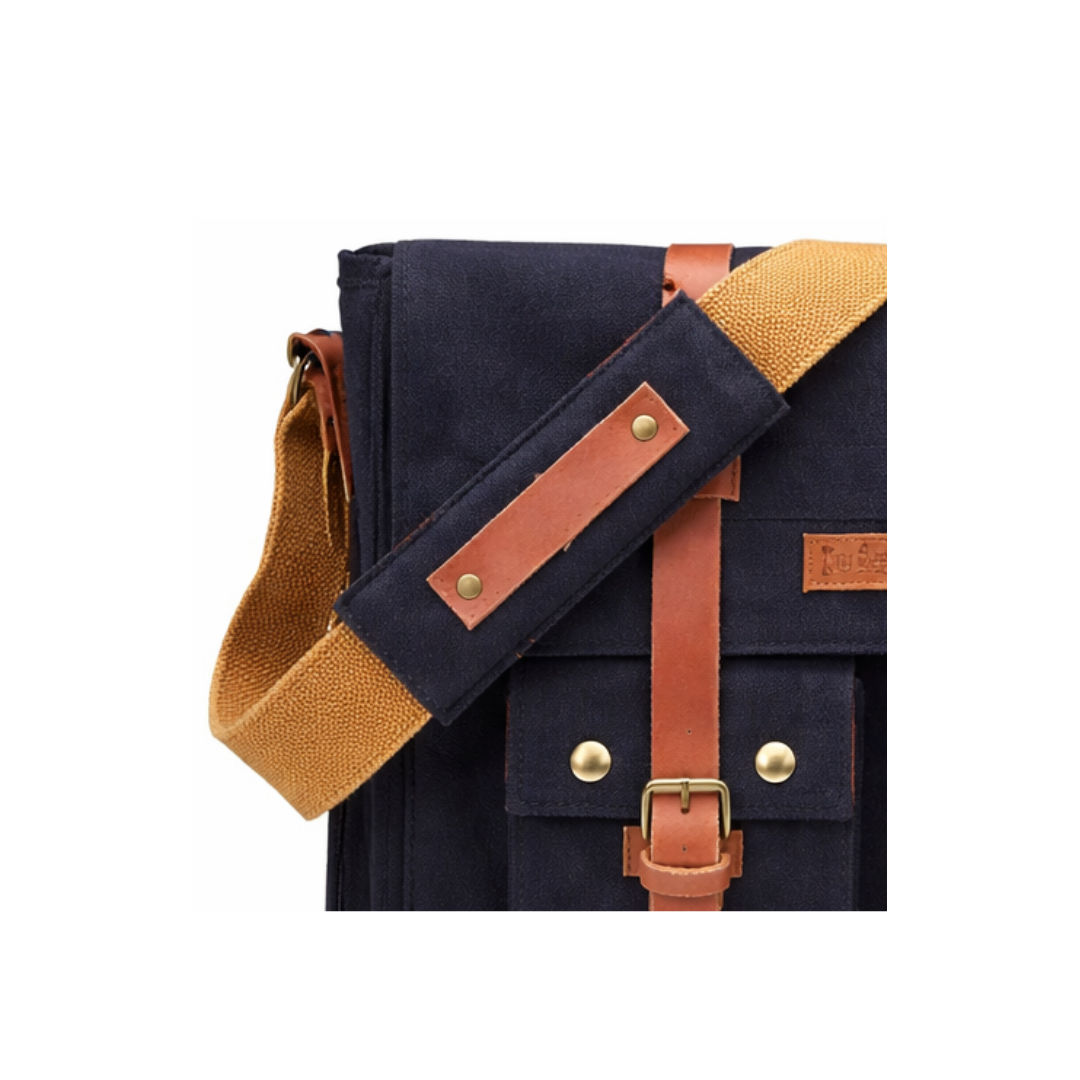Black Unisex Messenger Bag for Everyday Use 181
